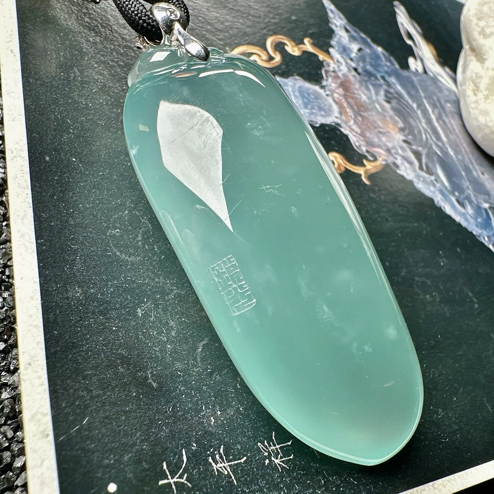 【老坑、天空蓝福瓜】名师工艺，种地非常老，通透闪亮，很清澈很均匀的天空蓝佳品，市场罕见，珍藏品质，色泽很漂亮，工艺也很精湛，推荐收藏。18k金钻扣头镶嵌，裸石尺寸62.6*28.9*18毫米