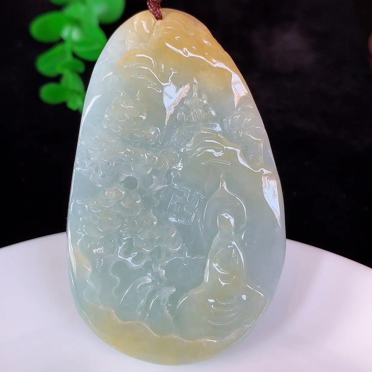 自然光实拍，冰润冰糯种黄翡翡翠山水悟道吊坠，翡翠悟道寓意“祥和，安宁，吉祥，幸福”，佩戴效果优雅迷人