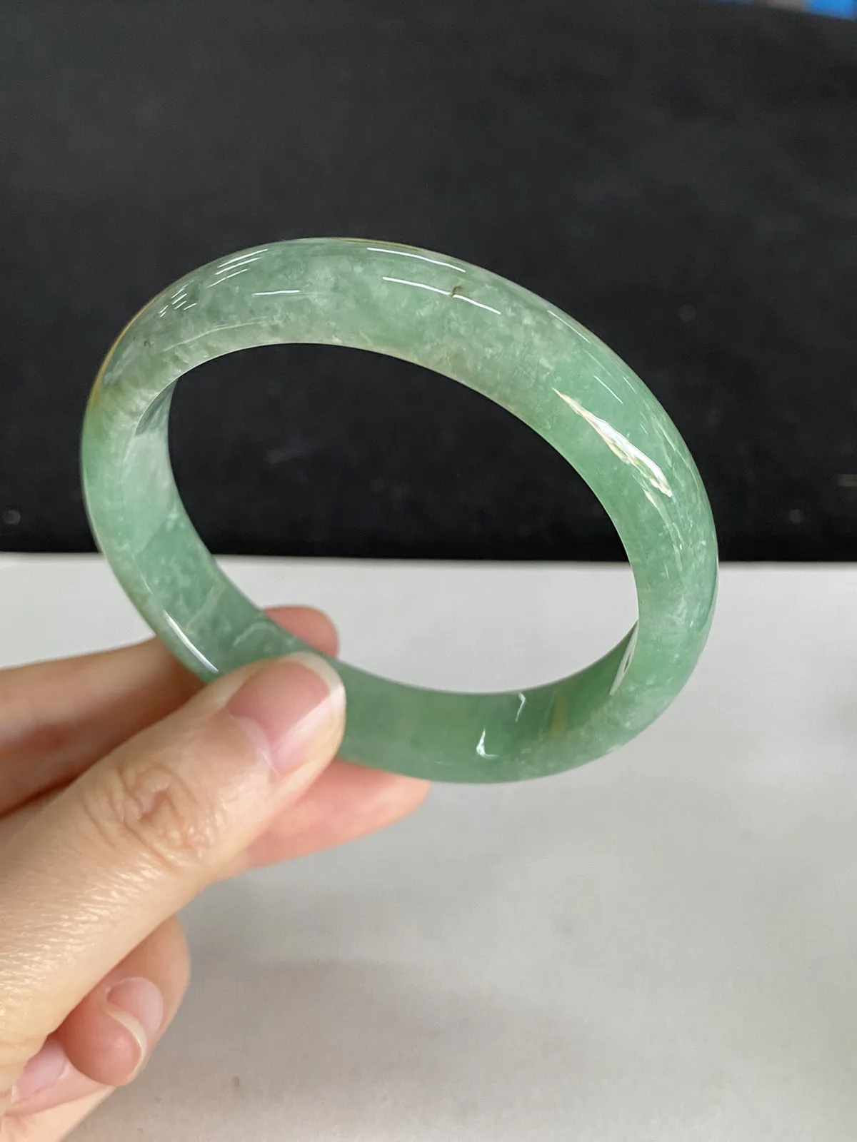 正圈55圈口，翡翠糯化种浅绿色手镯