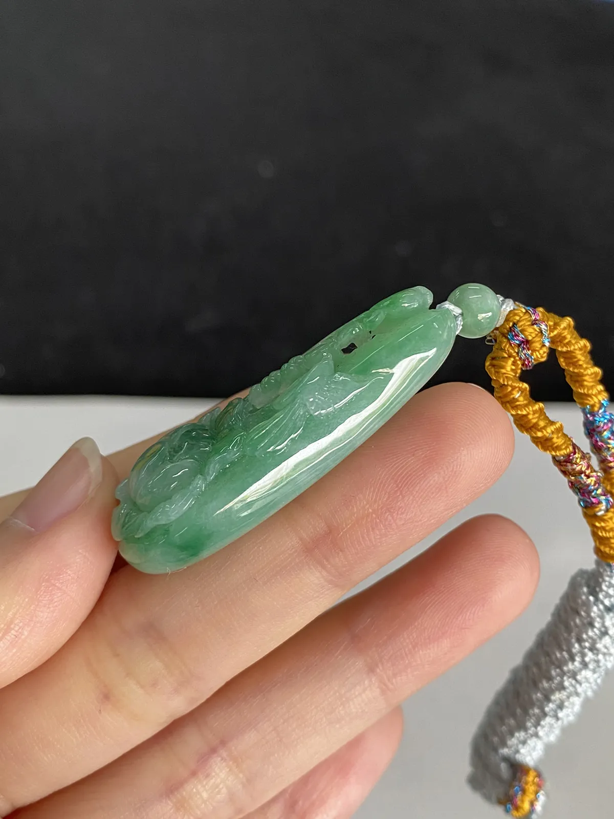 翡翠糯化种浅绿色吊坠，配珠未测