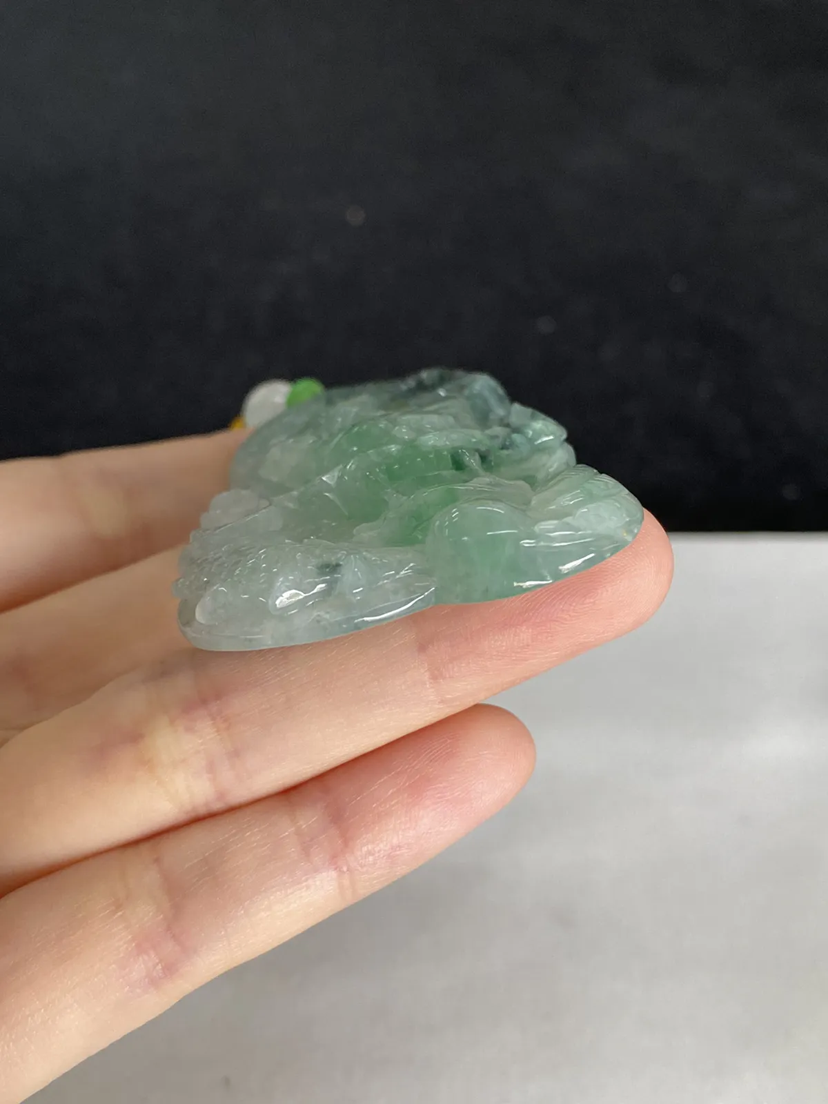 翡翠糯化种淡绿色吊坠，配珠未测
