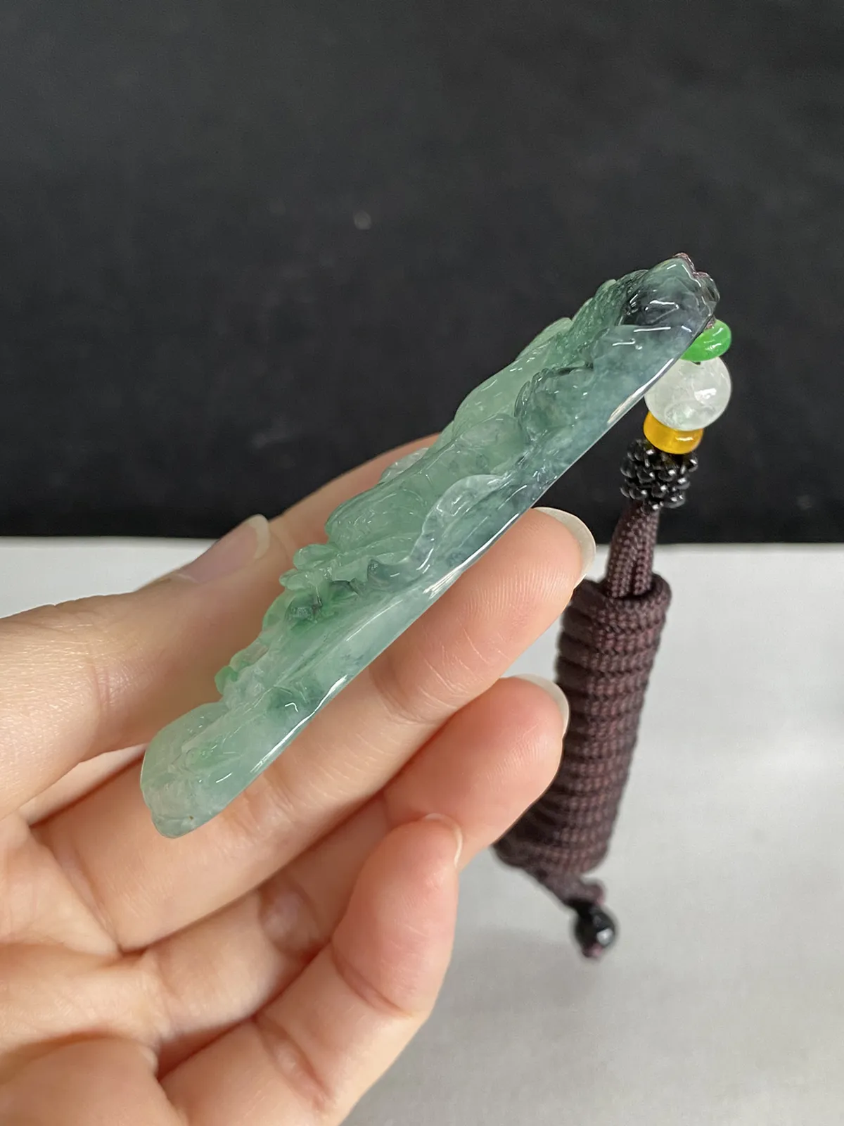 翡翠糯化种淡绿色吊坠，配珠未测