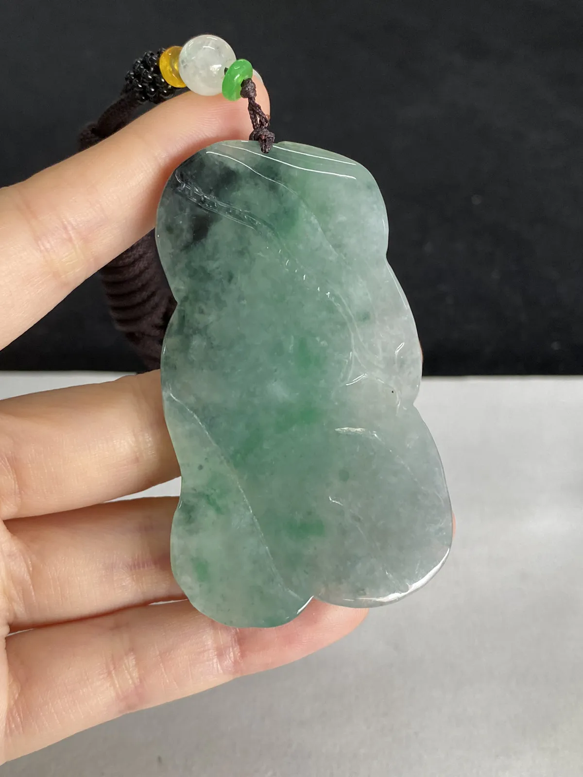 翡翠糯化种淡绿色吊坠，配珠未测