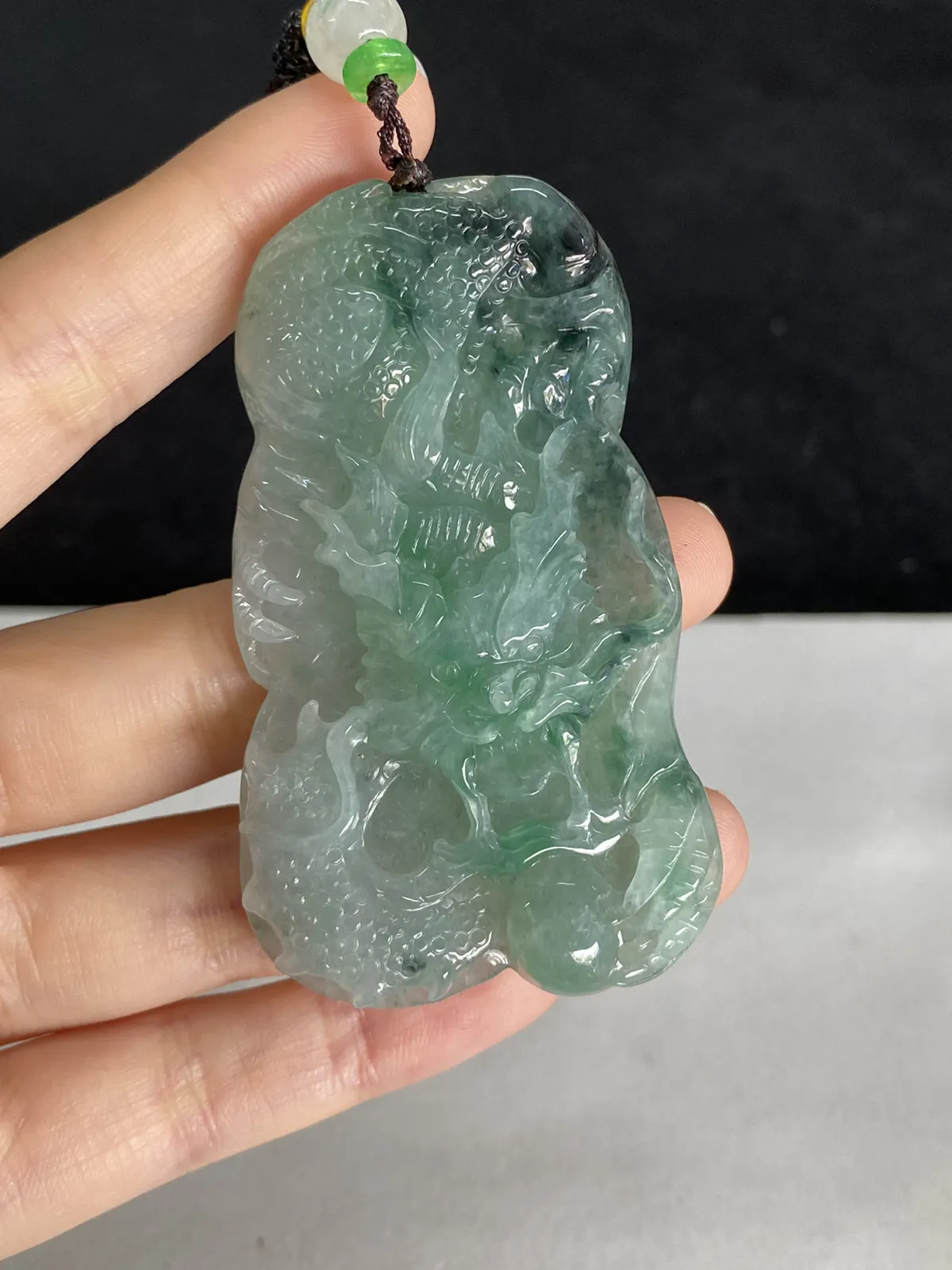 翡翠糯化种淡绿色吊坠，配珠未测
