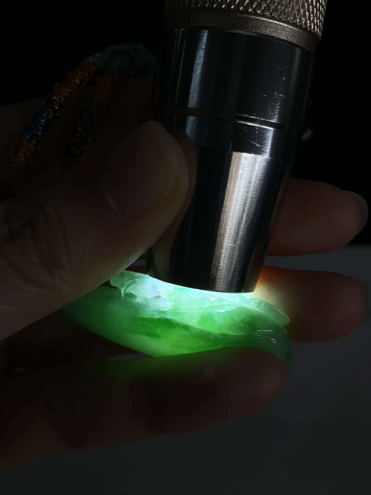 翡翠糯化种浅绿色吊坠，配珠未测