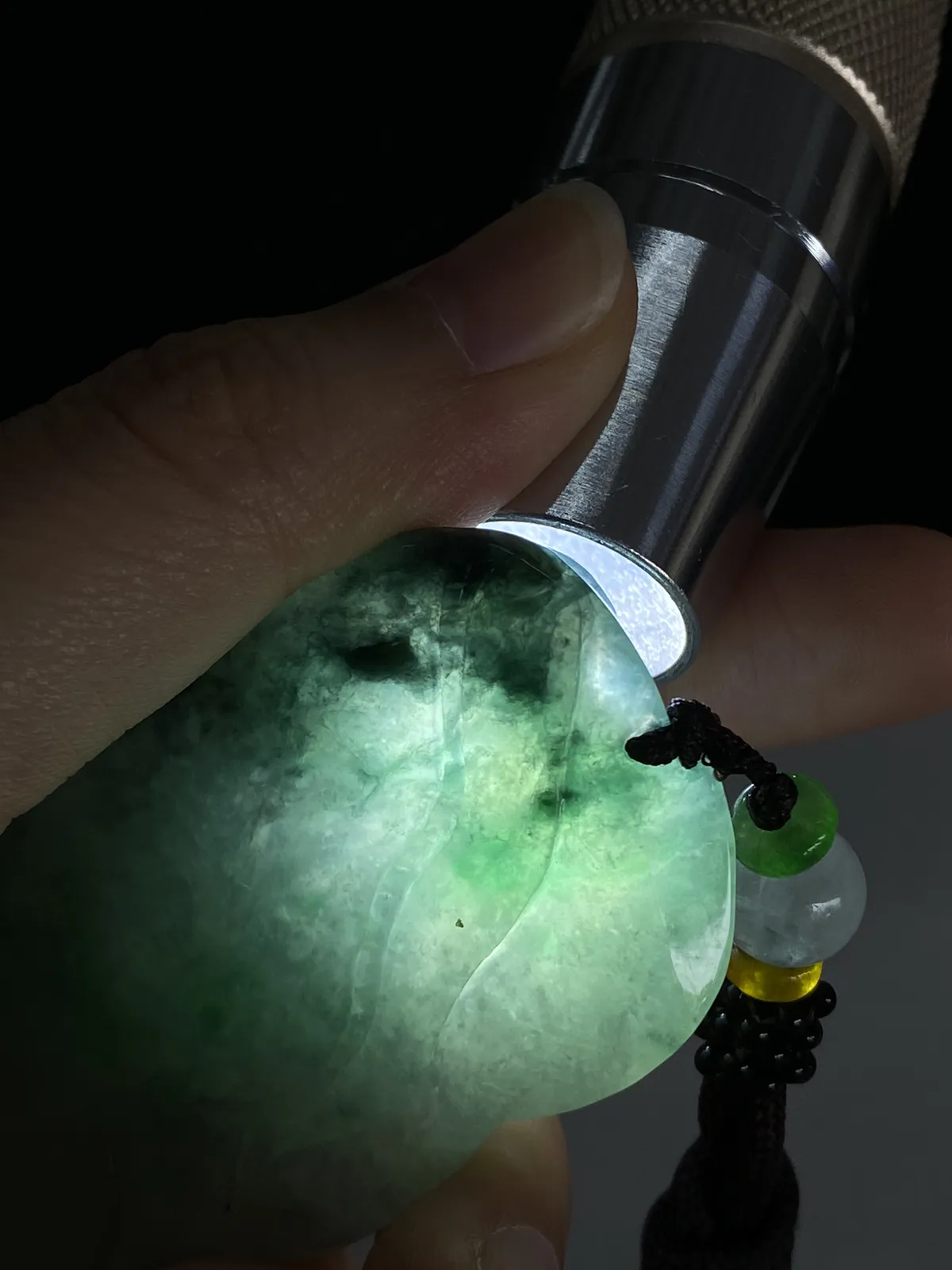 翡翠糯化种淡绿色吊坠，配珠未测