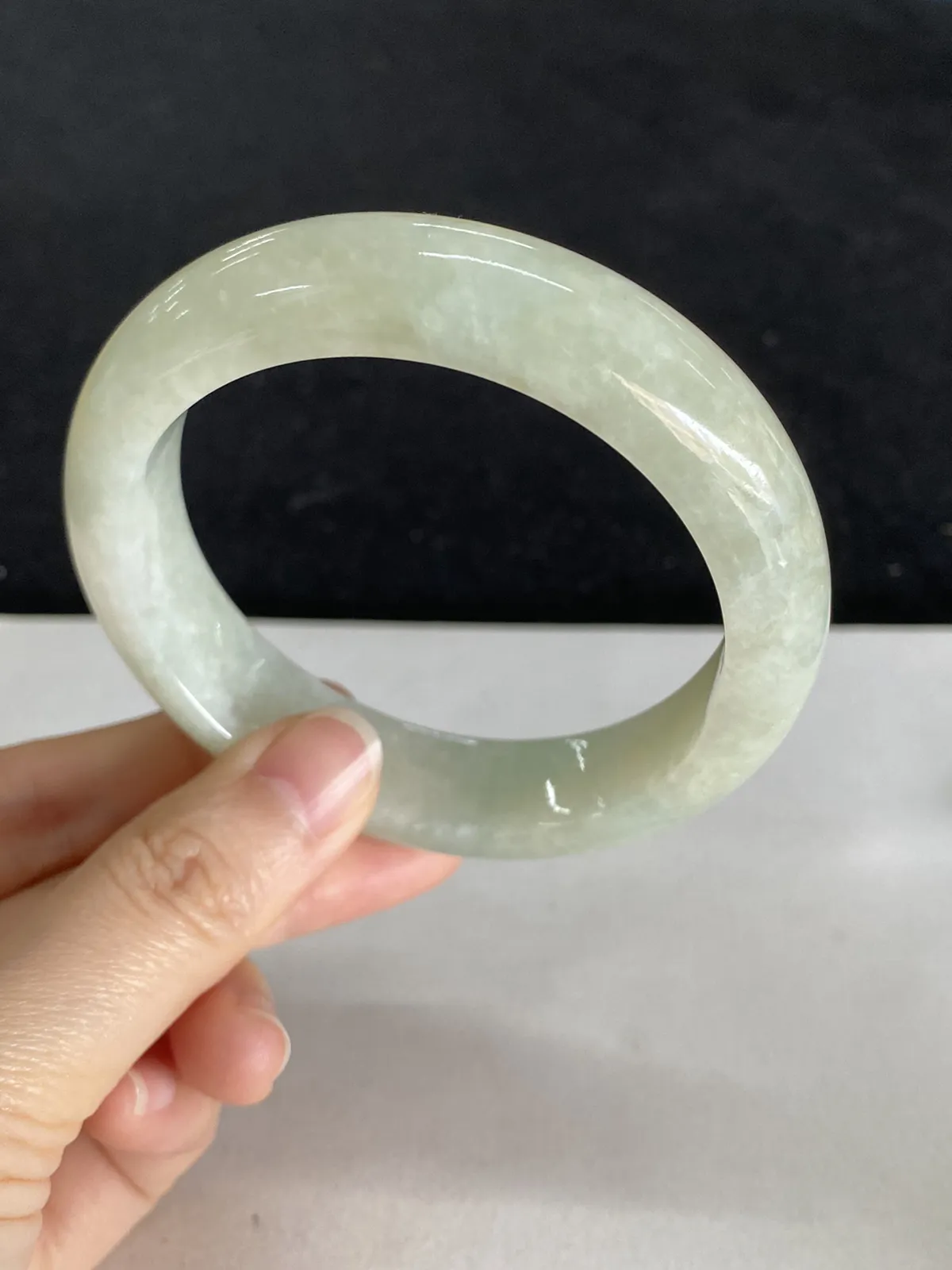 正圈57.8圈口，翡翠糯化种淡黄色手镯