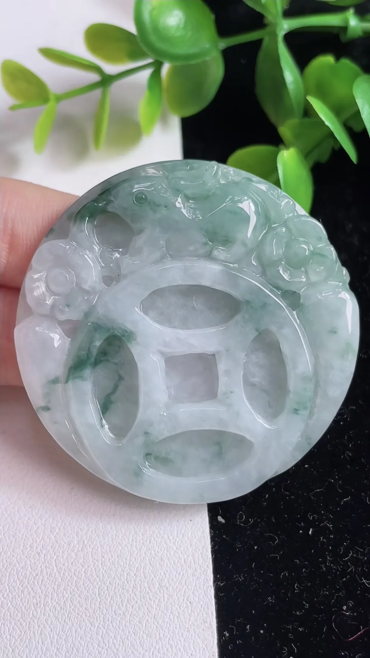 缅甸天然翡翠a货 老坑料起胶冰润 飘花生肖兔吊坠，尺寸51-6mm  y 35.77