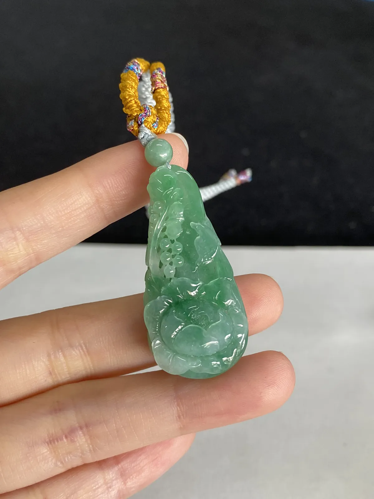 翡翠糯化种浅绿色吊坠，配珠未测