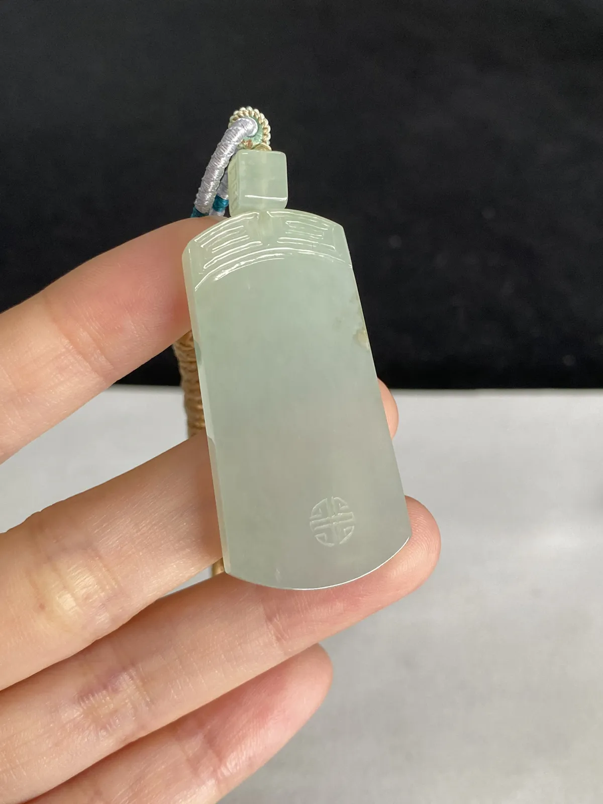 翡翠冰糯种淡绿色无事牌，配珠未测