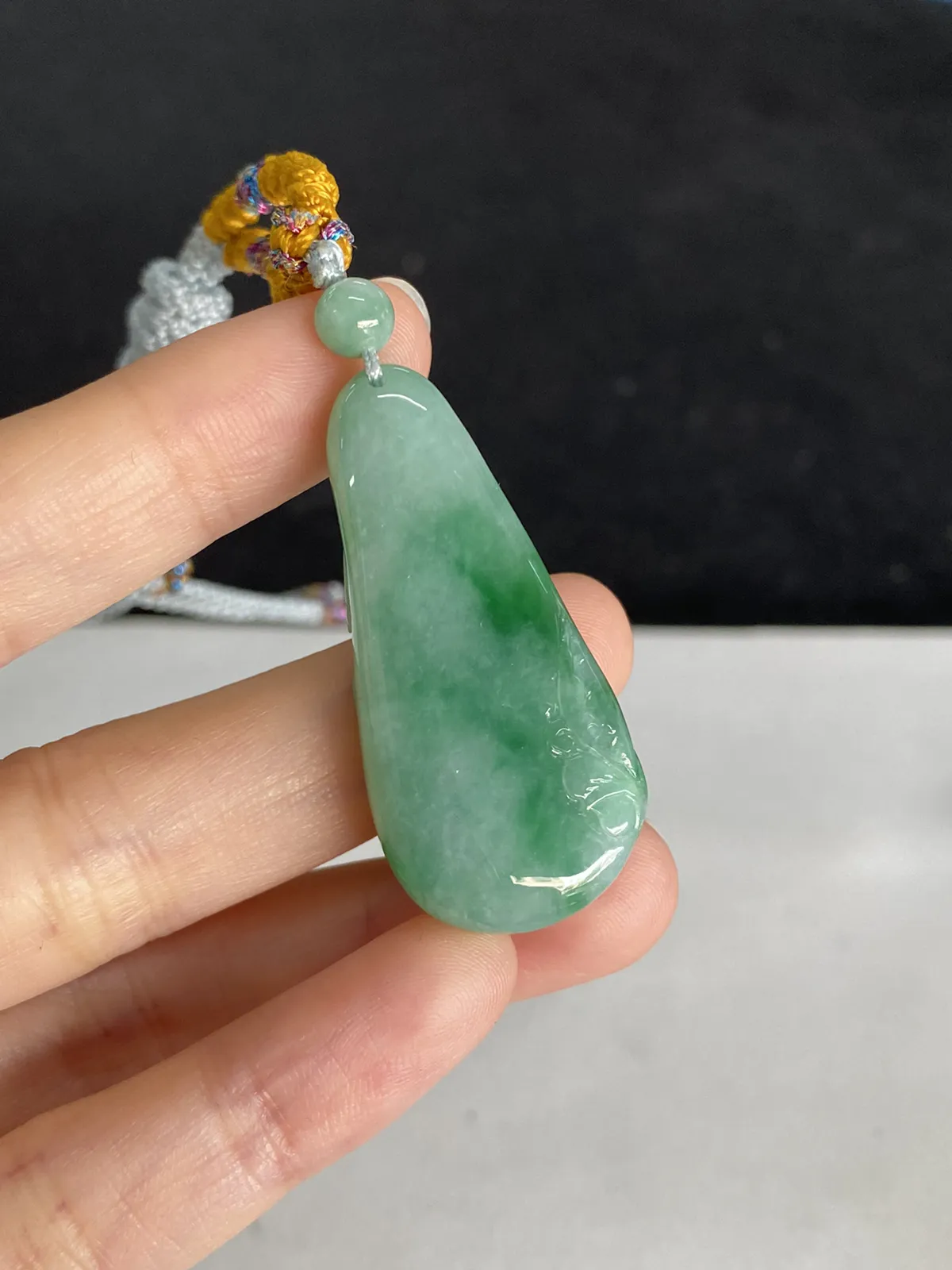 翡翠糯化种浅绿色吊坠，配珠未测