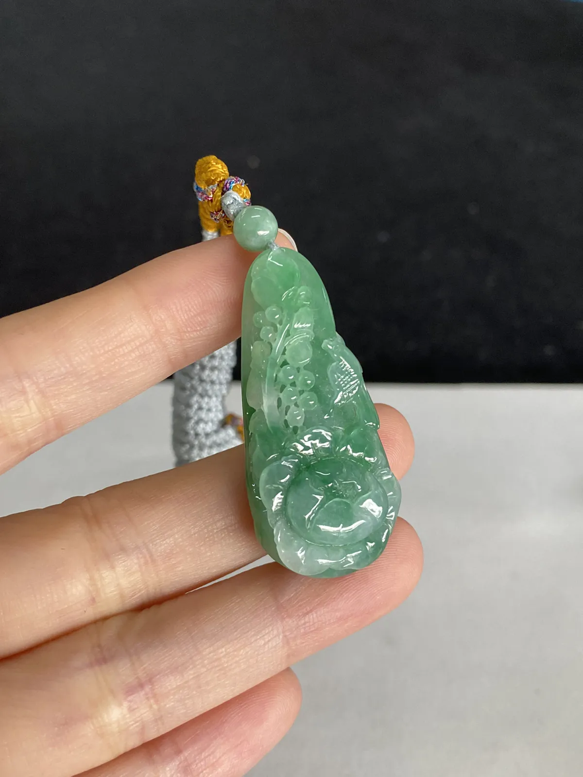 翡翠糯化种浅绿色吊坠，配珠未测