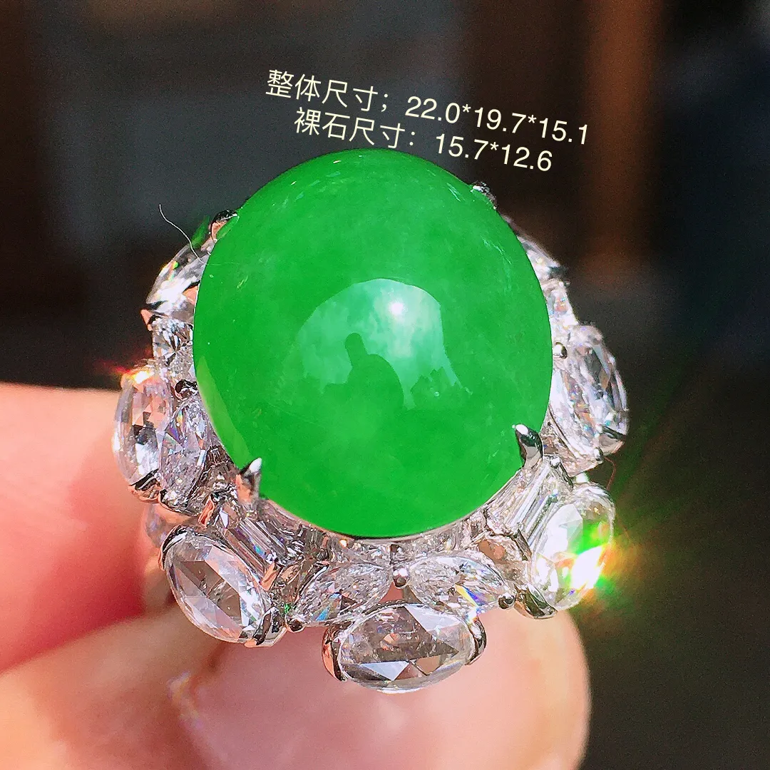 阳绿蛋面戒指，色泽均匀艳丽，玉质细腻，荧光感超
强，饱满水润，气质满满。18k
金豪华镶嵌