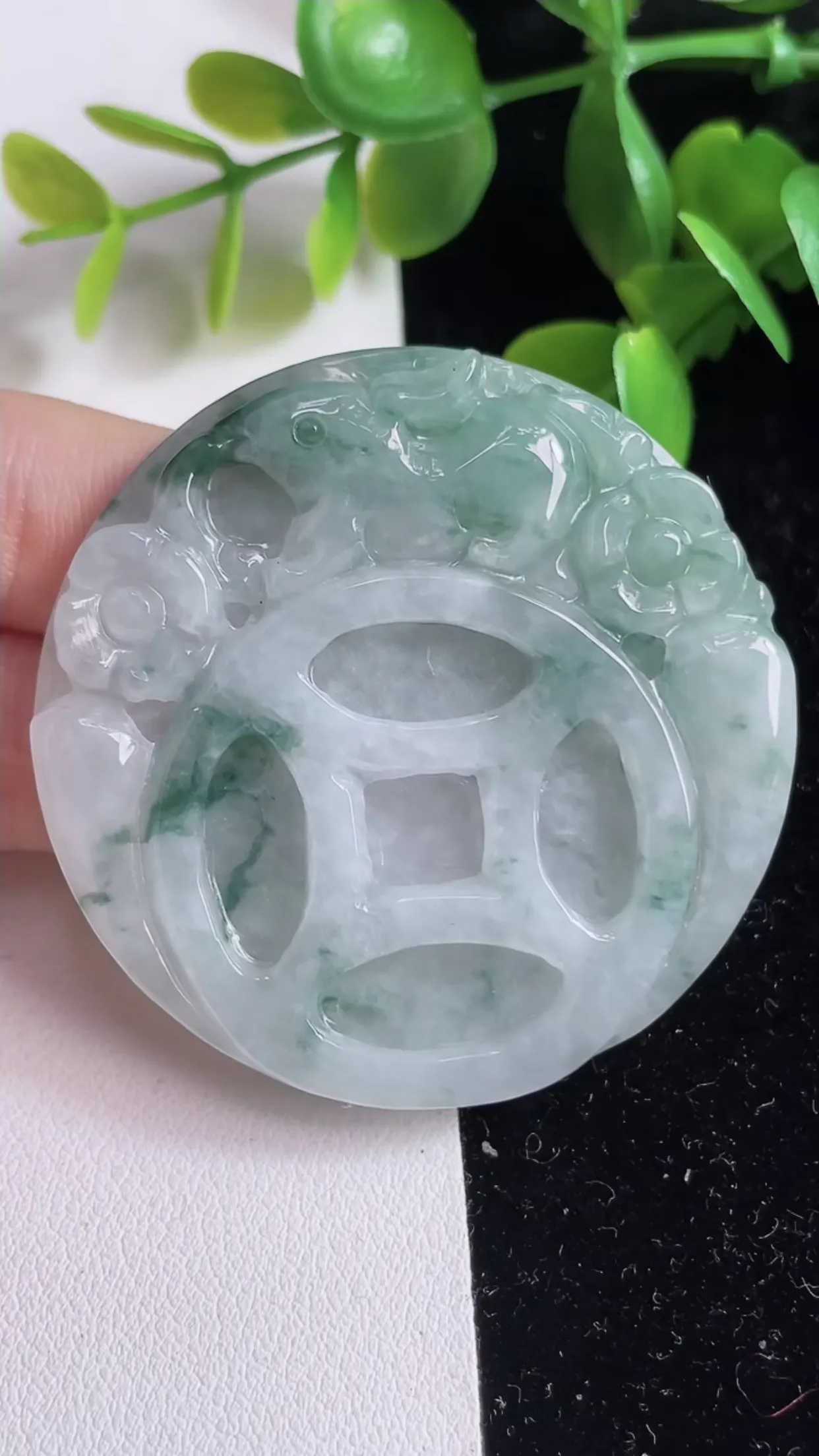 缅甸天然翡翠a货 老坑料起胶冰润 飘花生肖兔吊坠，尺寸51-6mm  y 35.77