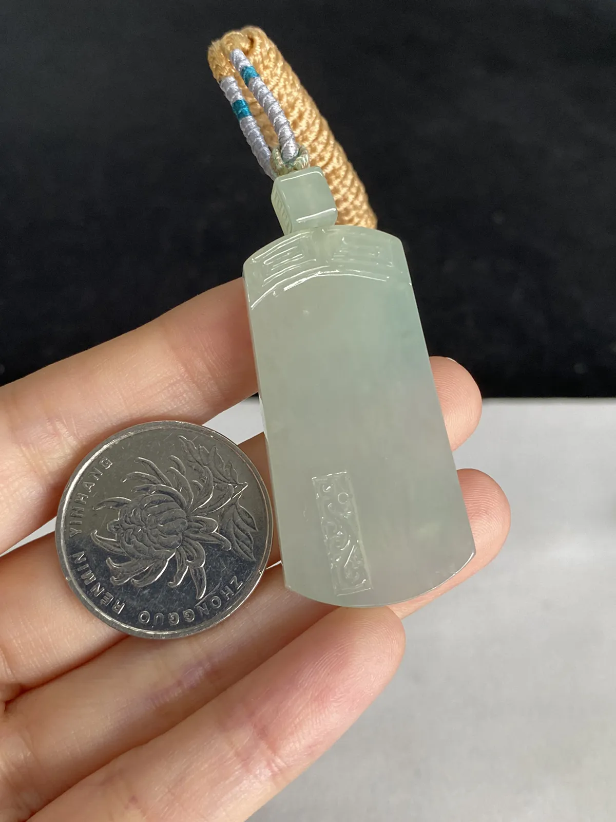 翡翠冰糯种淡绿色无事牌，配珠未测