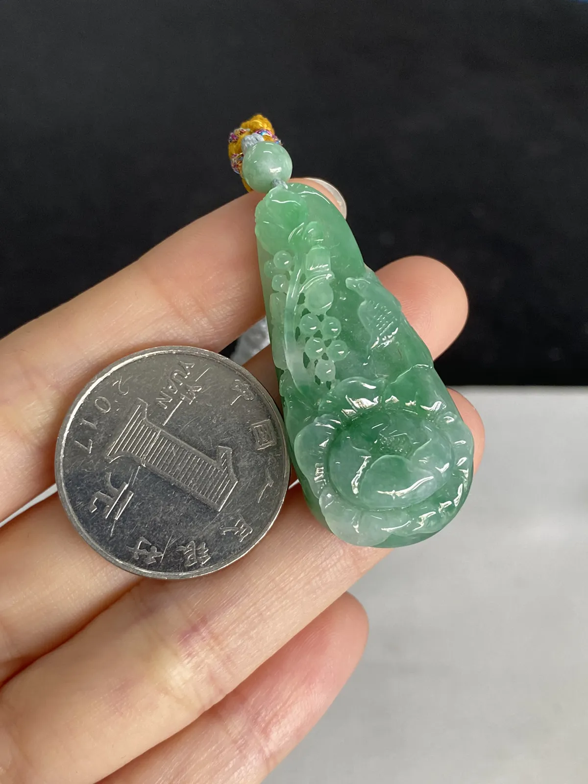 翡翠糯化种浅绿色吊坠，配珠未测