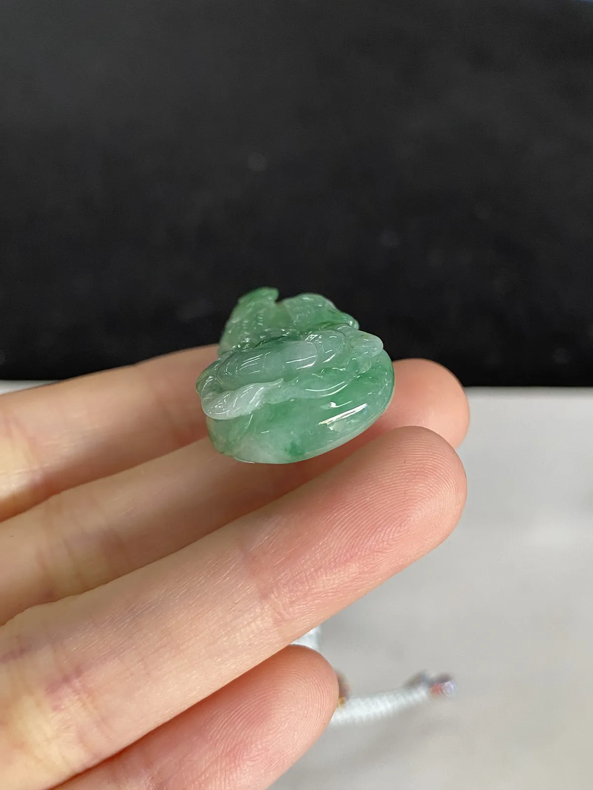 翡翠糯化种浅绿色吊坠，配珠未测