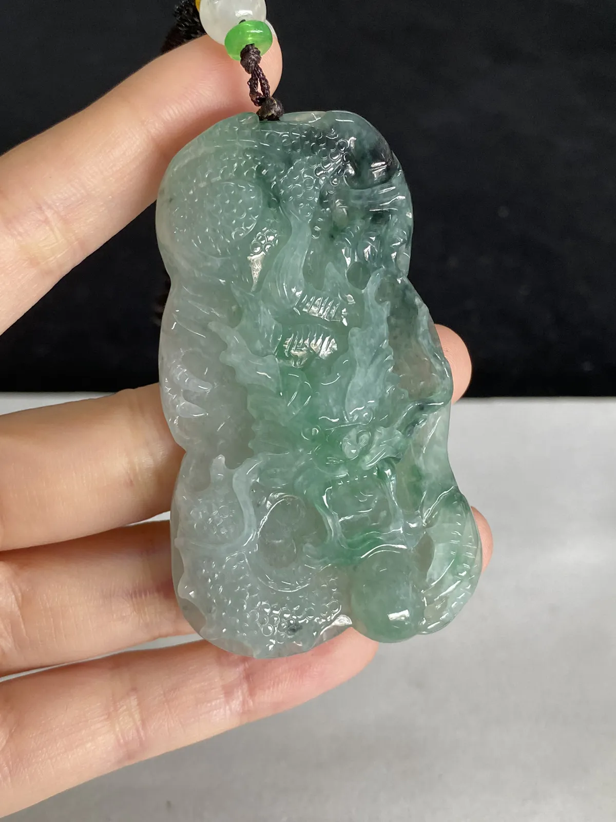 翡翠糯化种淡绿色吊坠，配珠未测
