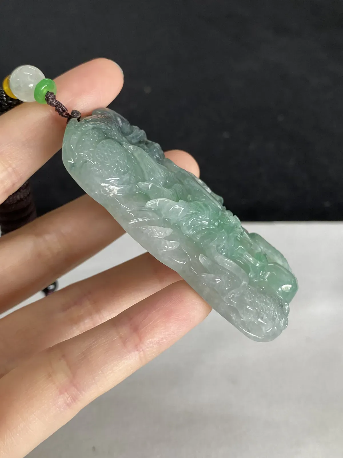 翡翠糯化种淡绿色吊坠，配珠未测