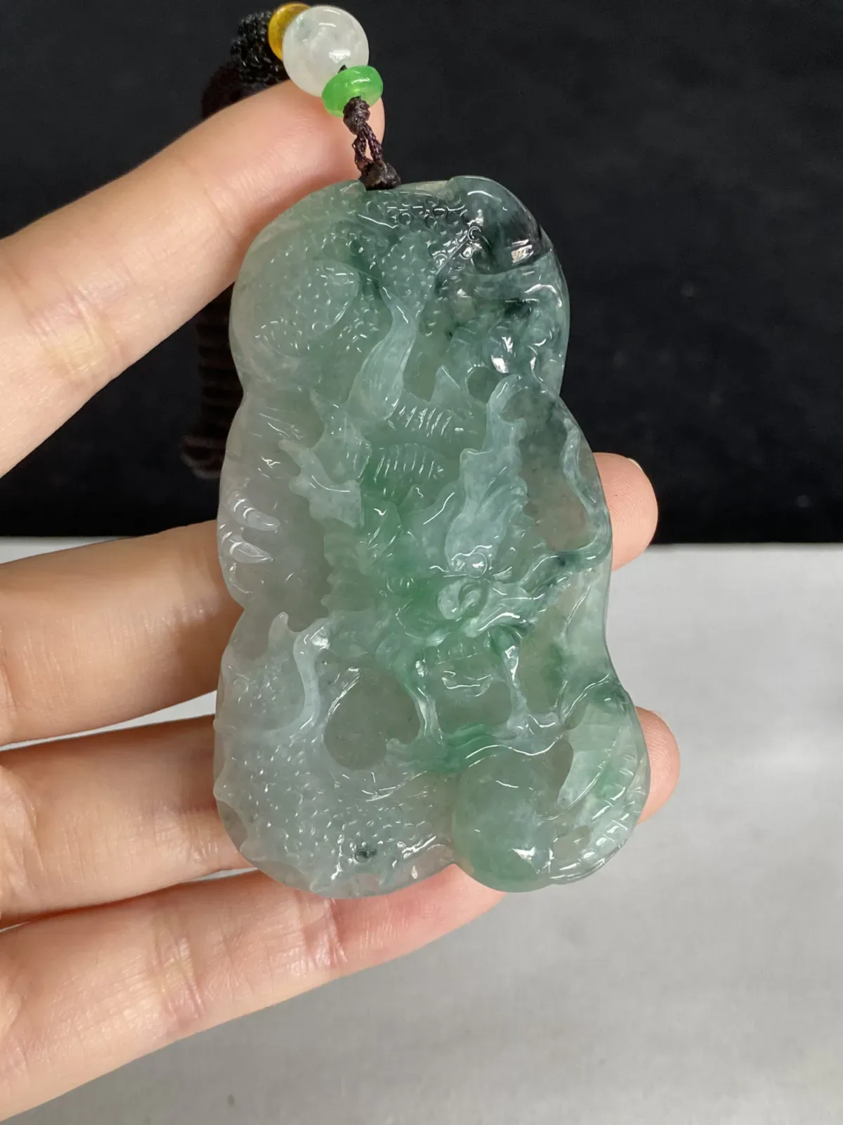 翡翠糯化种淡绿色吊坠，配珠未测