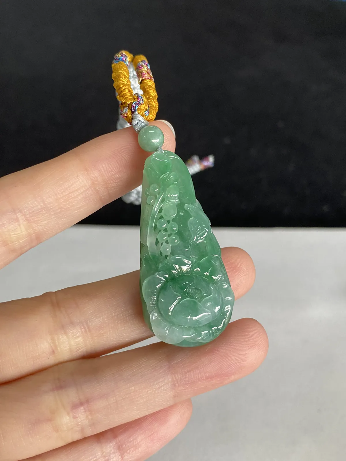 翡翠糯化种浅绿色吊坠，配珠未测