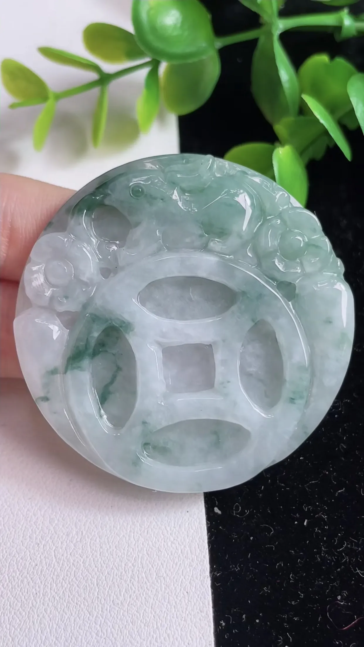 缅甸天然翡翠a货 老坑料起胶冰润 飘花生肖兔吊坠，尺寸51-6mm  y 35.77