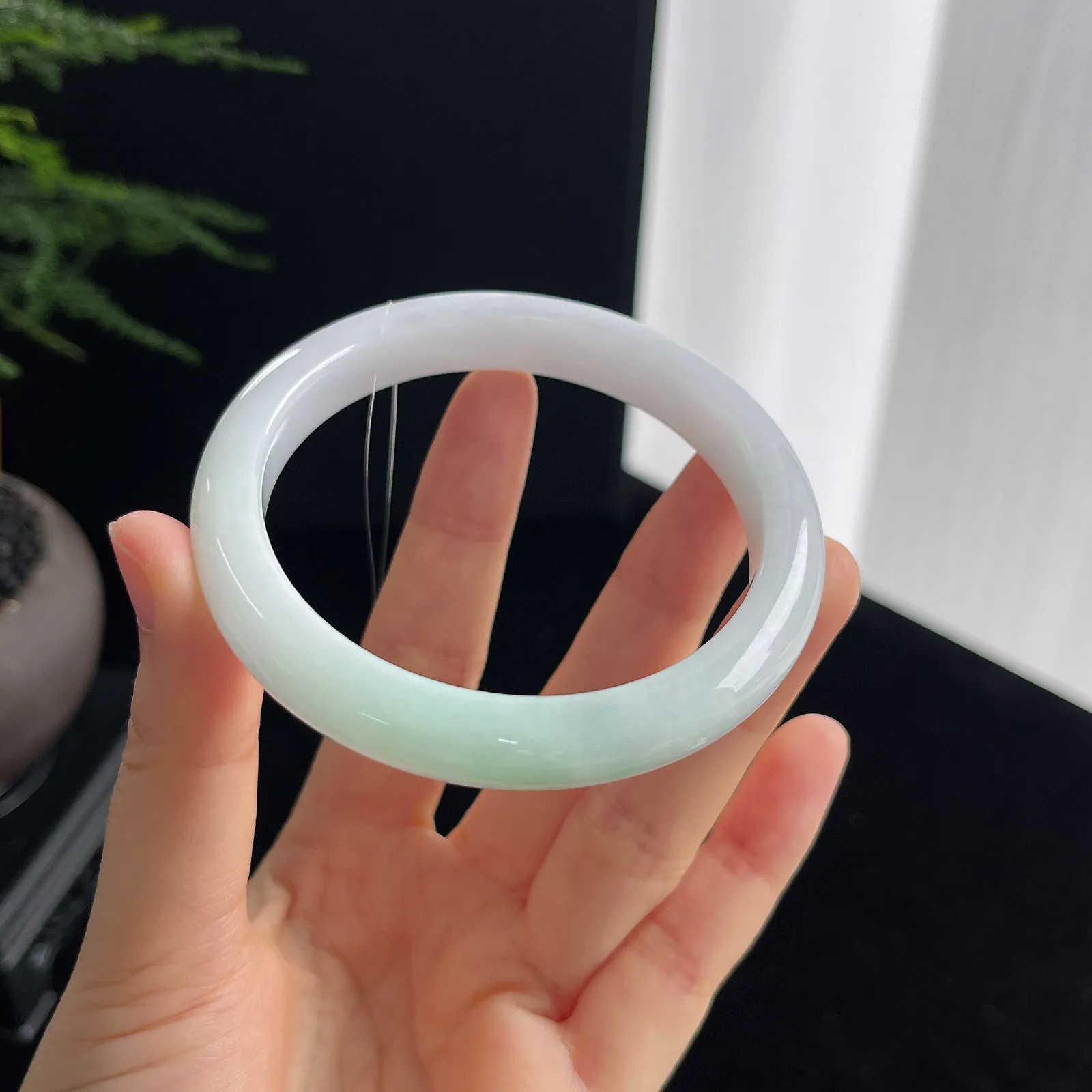 正圈57圈口，翡翠淡绿色冰糯种手镯，清清爽爽