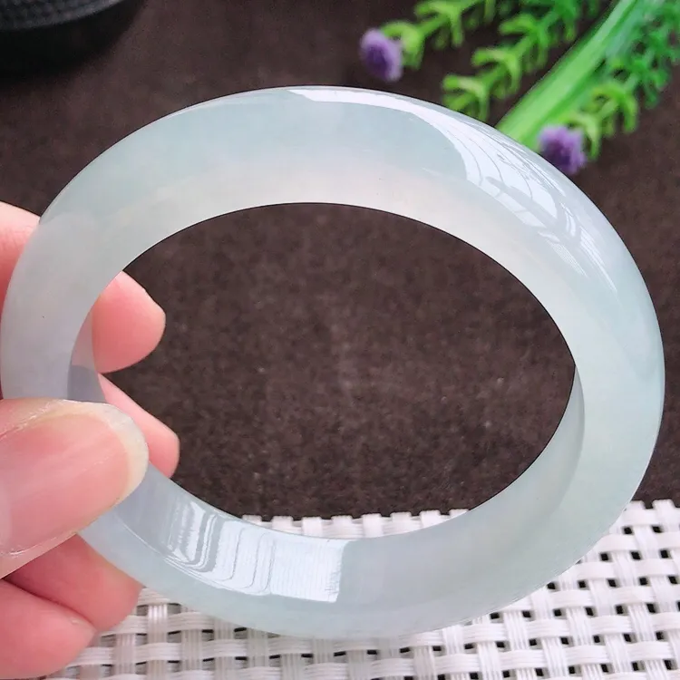 自然光，55.6圈口，老坑冰种冰透果冻胶宽边手镯，翡翠玉镯，美人镯，玉质细腻，冰莹起胶，色泽鲜美，均匀靓丽，雕工精湛，意境优美，清秀灵气，优雅气质，尺寸55.6/12.8/9