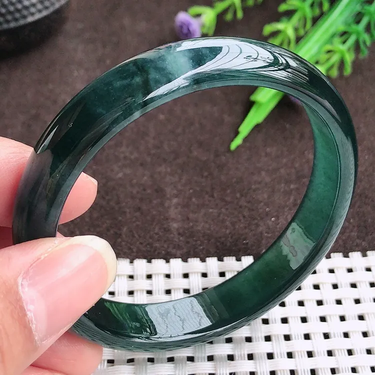 自然光，55.2圈口，老坑冰润起胶满色宽边手镯，翡翠玉镯，美人镯，玉质细腻，冰莹起胶，色泽鲜美，均匀靓丽，雕工精湛，意境优美，清秀灵气，优雅气质，尺寸55.2/11.6/6.3