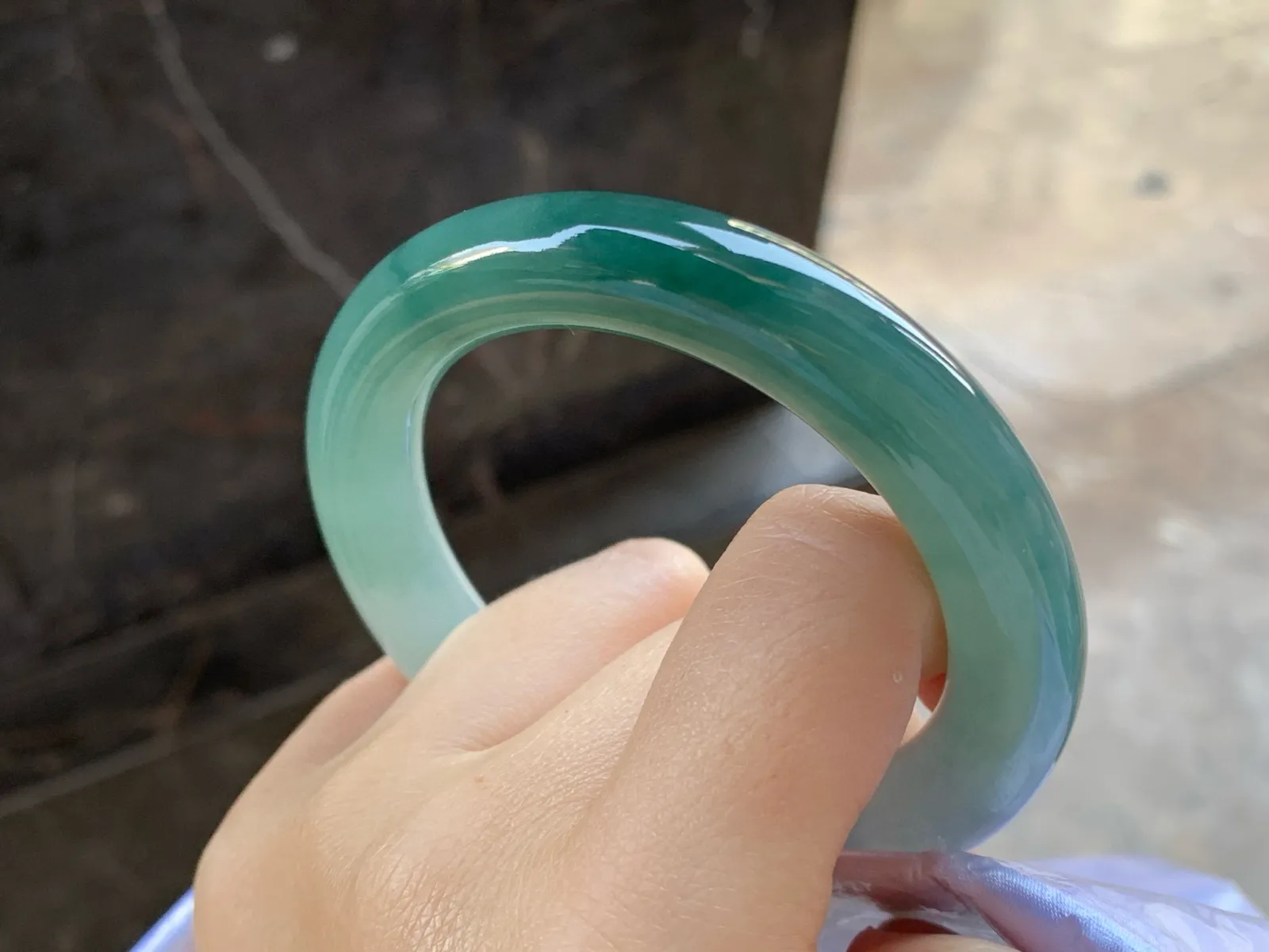 油青圆条手镯
尺寸：54.7-11.2mm
底子细腻干净～有特色无瑕疵