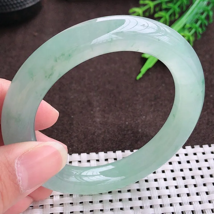 自然光，55.5圈口，老坑冰种果冻胶冰飘花胖圆条手镯，翡翠玉镯，美人镯，玉质细腻，冰莹起胶，色泽鲜美，均匀靓丽，雕工精湛，意境优美，清秀灵气，优雅气质，尺寸55.5/11.4/11.2