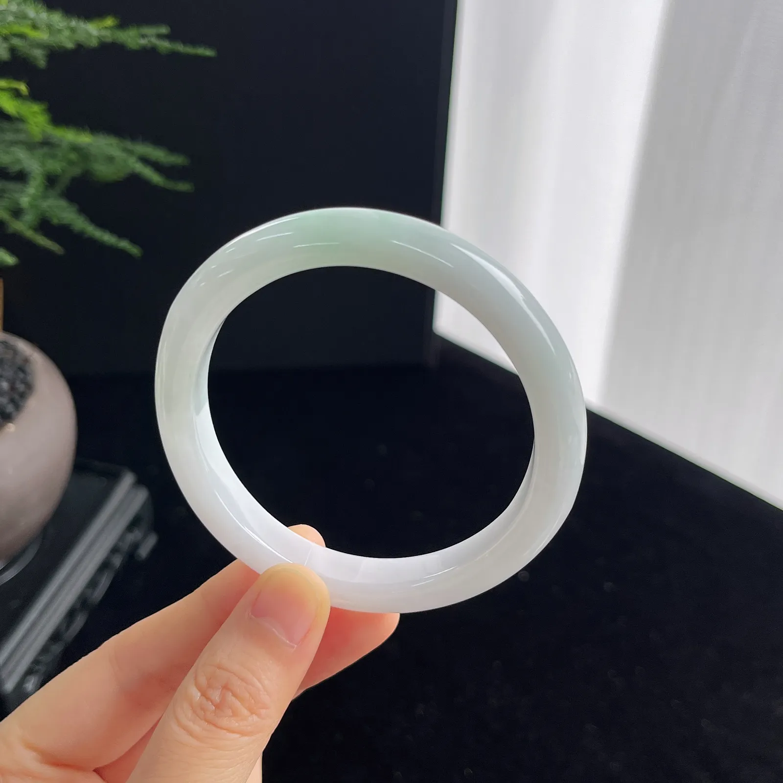 正圈57圈口，翡翠淡绿色冰糯种手镯，清清爽爽