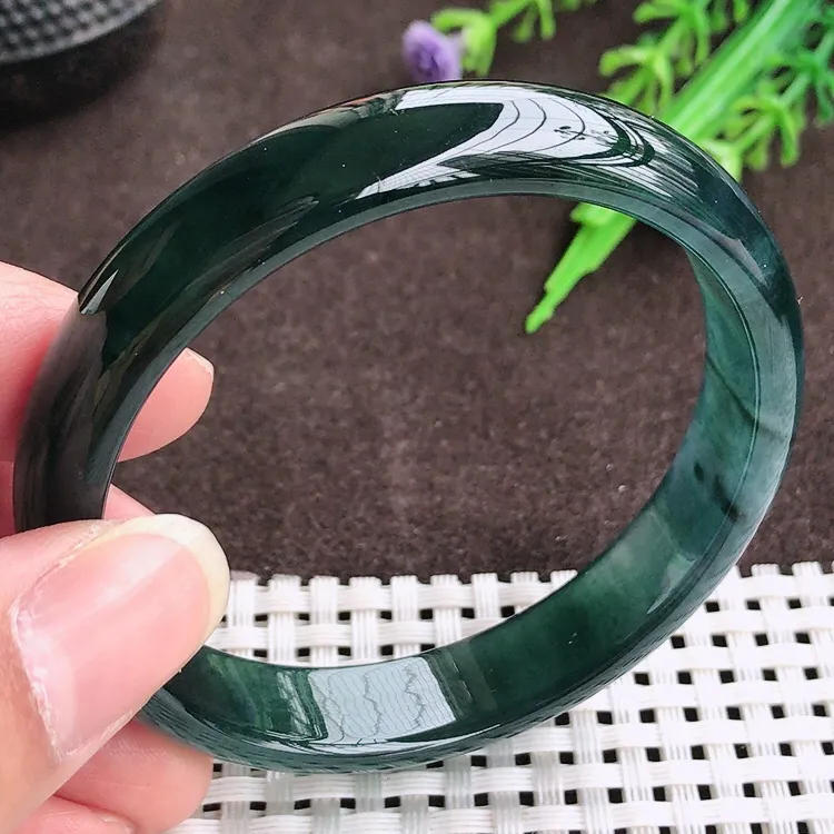 自然光，55.2圈口，老坑冰润起胶满色宽边手镯，翡翠玉镯，美人镯，玉质细腻，冰莹起胶，色泽鲜美，均匀靓丽，雕工精湛，意境优美，清秀灵气，优雅气质，尺寸55.2/11.6/6.3