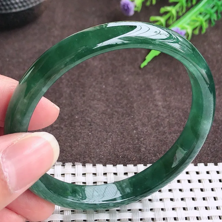 自然光，59.3圈口，老坑精美冰润飘花手镯，翡翠玉镯，美人镯，玉质细腻，冰莹起胶，色泽鲜美，均匀靓丽，雕工精湛，意境优美，清秀灵气，优雅气质，尺寸59.3/10.1/6.3