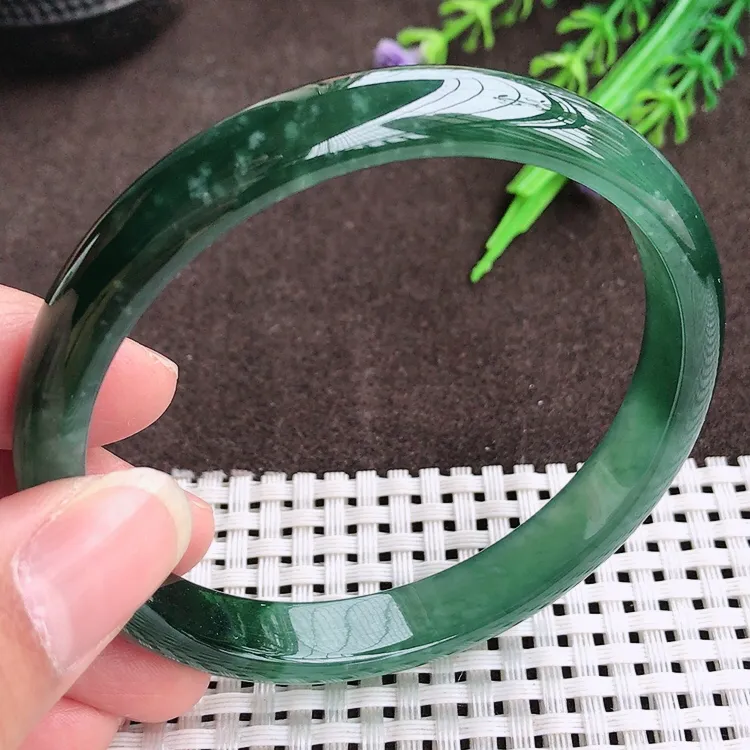 自然光，60.6圈口，老坑冰润起胶满色蓝韵手镯，翡翠玉镯，美人镯，玉质细腻，冰莹起胶，色泽鲜美，均匀靓丽，雕工精湛，意境优美，清秀灵气，优雅气质，尺寸60.6/10/6.3