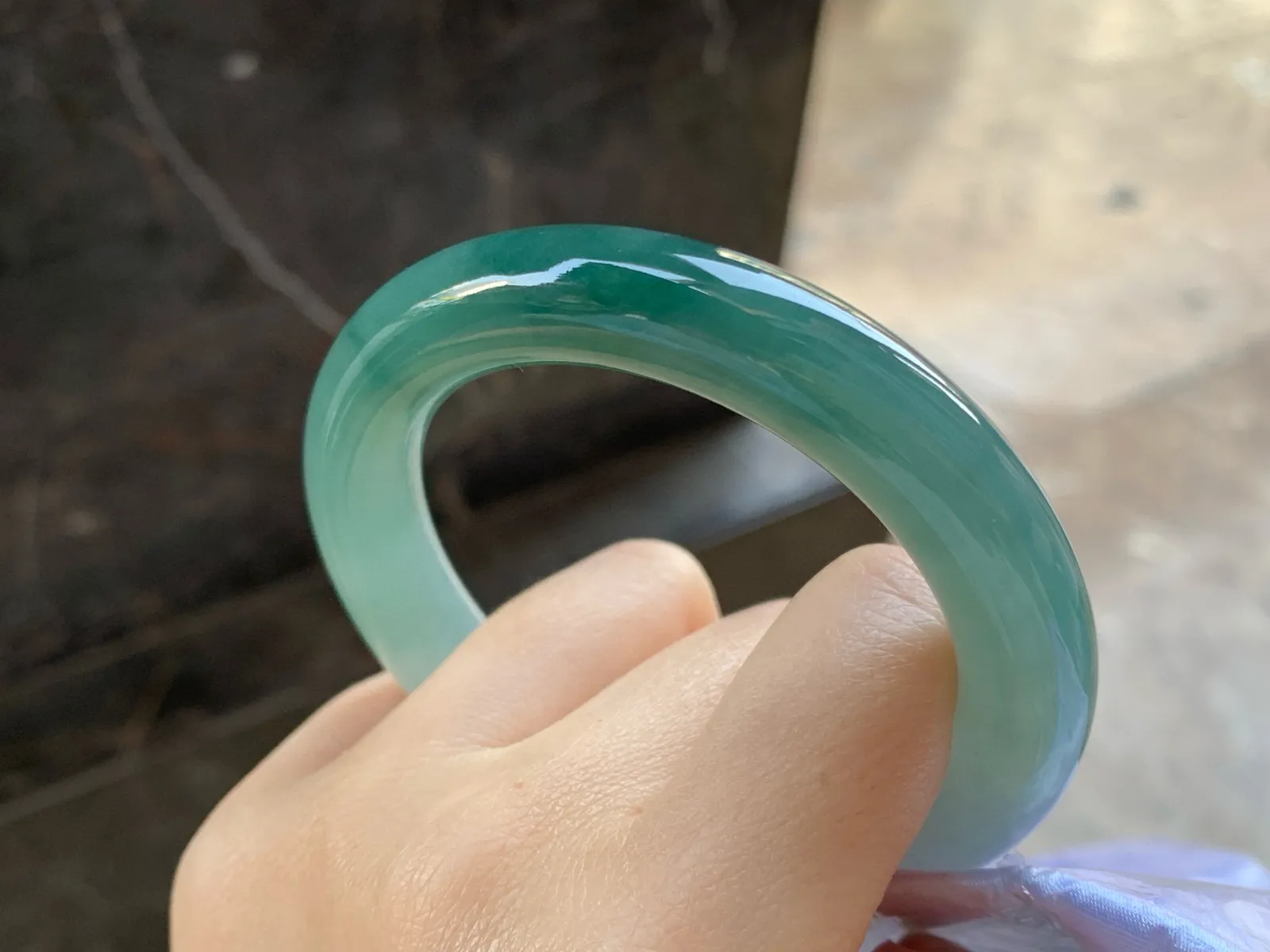油青圆条手镯
尺寸：54.7-11.2mm
底子细腻干净～有特色无瑕疵