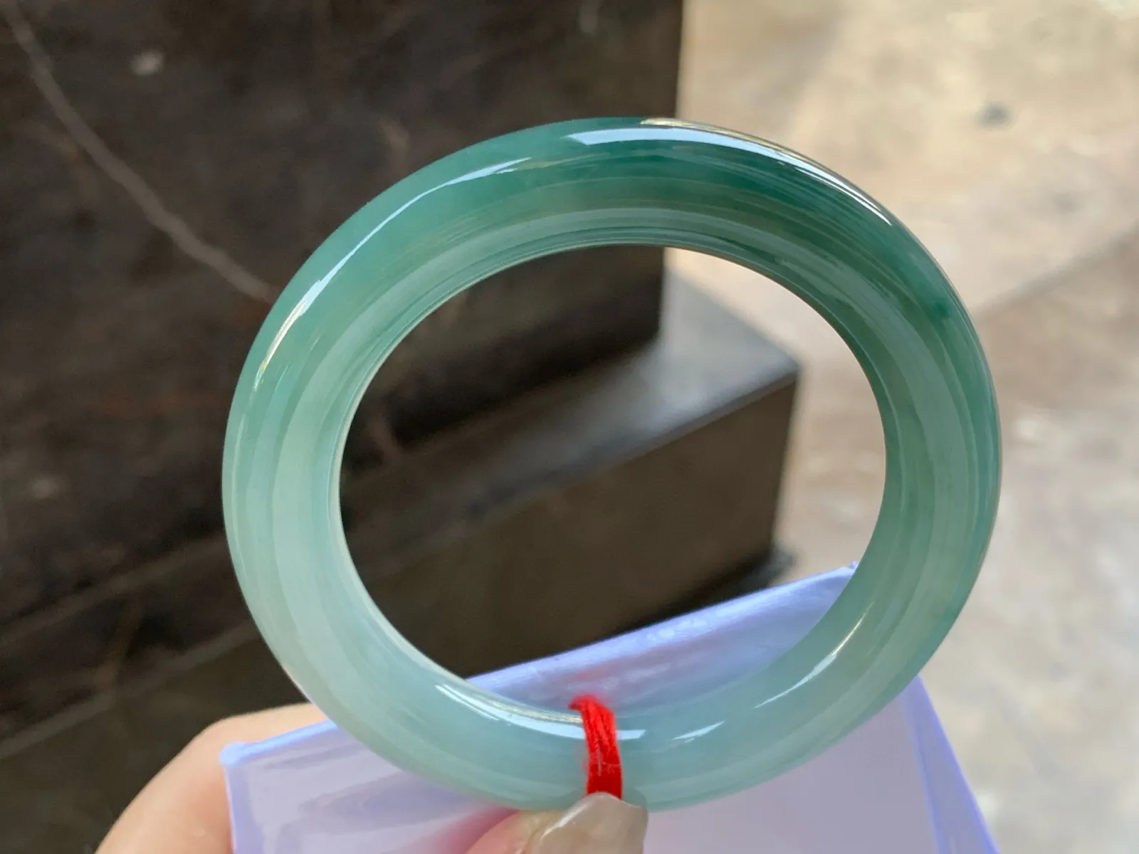 油青圆条手镯
尺寸：54.7-11.2mm
底子细腻干净～有特色无瑕疵