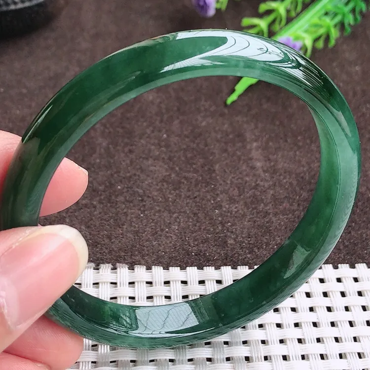 自然光，59.3圈口，老坑精美冰润飘花手镯，翡翠玉镯，美人镯，玉质细腻，冰莹起胶，色泽鲜美，均匀靓丽，雕工精湛，意境优美，清秀灵气，优雅气质，尺寸59.3/10.1/6.3