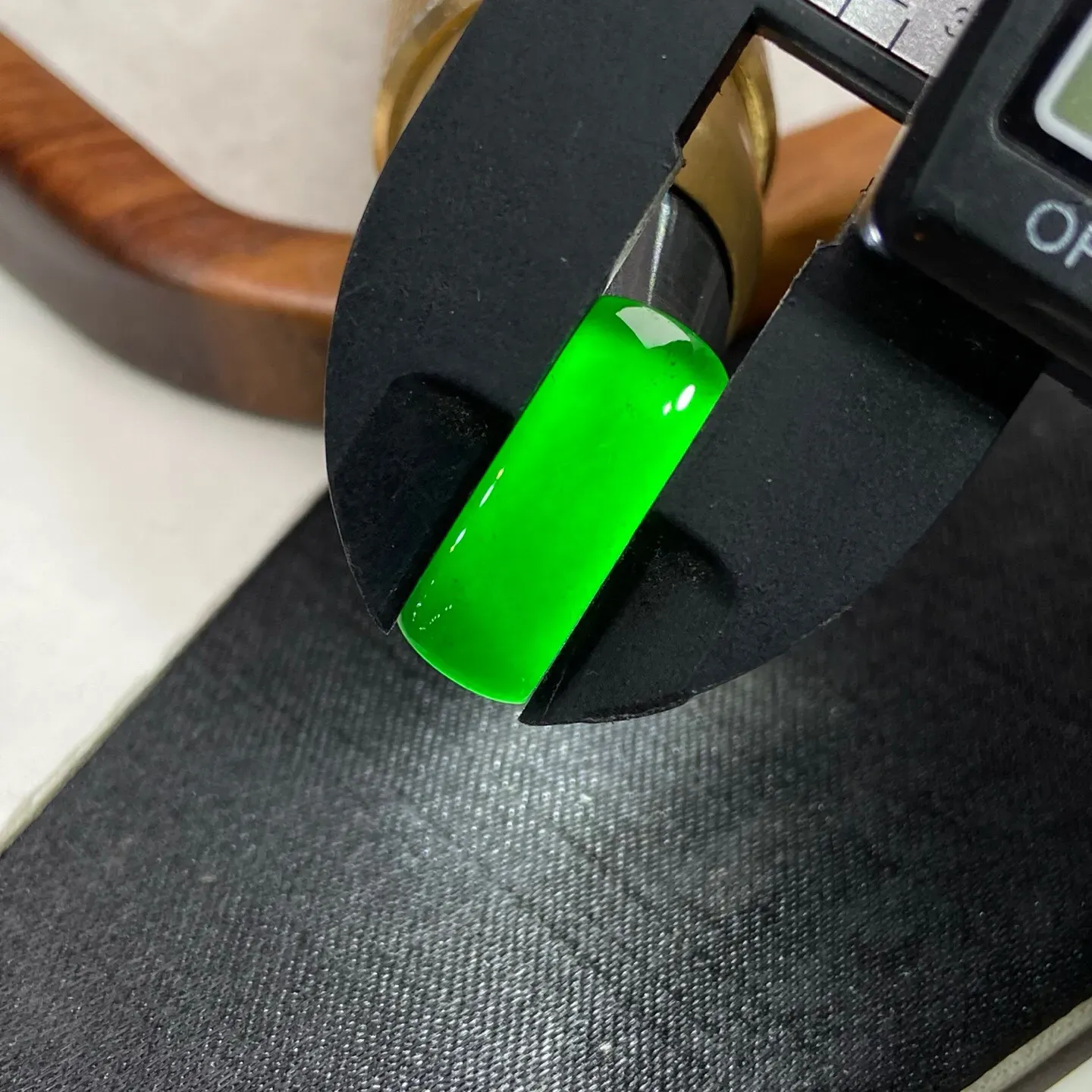 030805高品质墨翠马鞍戒面 黑度极黑 透光色绿 尺寸:18.8-7-4.7mm 镶嵌后效果倍增
