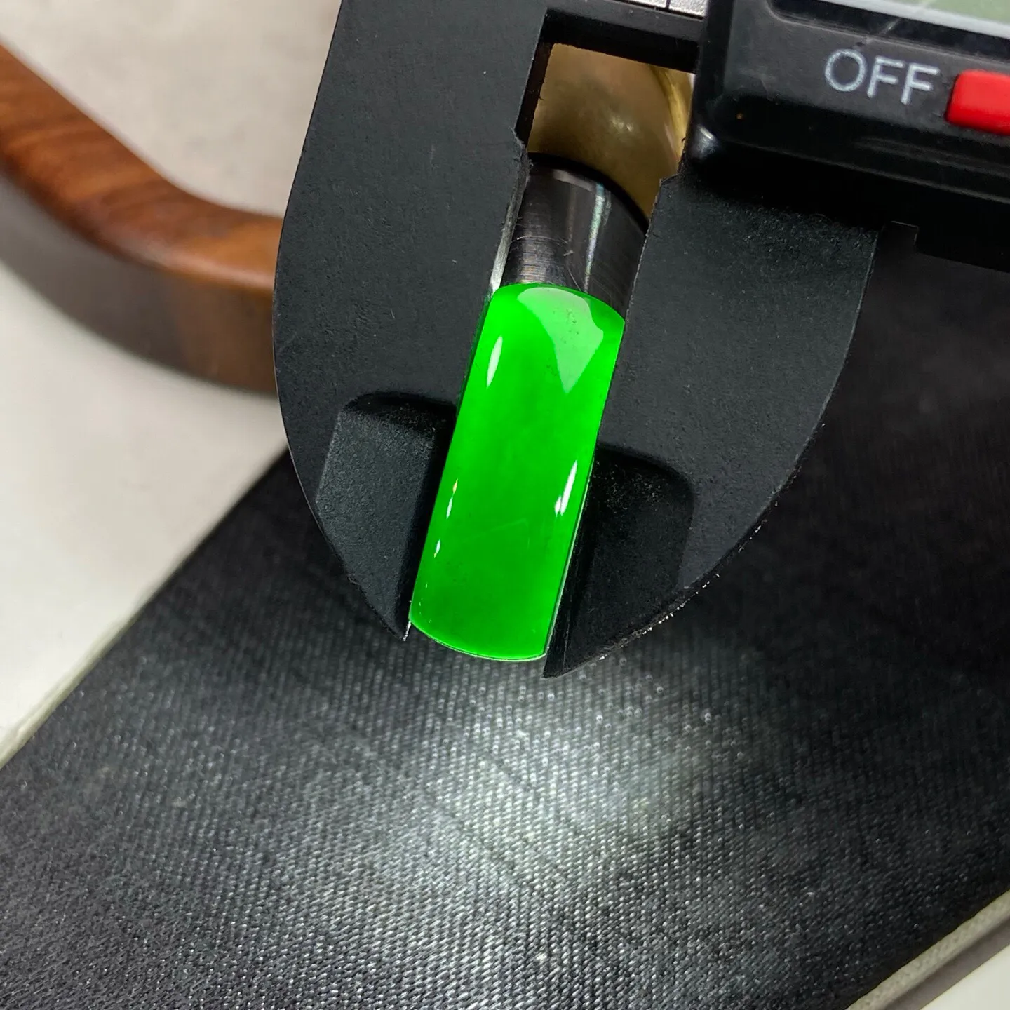 030805高品质墨翠马鞍戒面 黑度极黑 透光色绿 尺寸:18.8-7-4.7mm 镶嵌后效果倍增