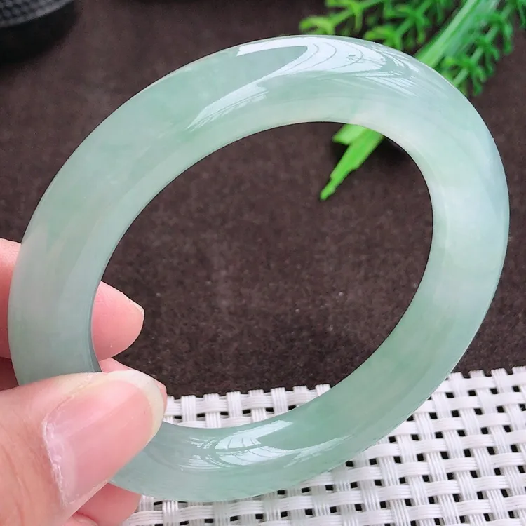 自然光，55.5圈口，老坑冰种果冻胶冰飘花胖圆条手镯，翡翠玉镯，美人镯，玉质细腻，冰莹起胶，色泽鲜美，均匀靓丽，雕工精湛，意境优美，清秀灵气，优雅气质，尺寸55.5/11.4/11.2