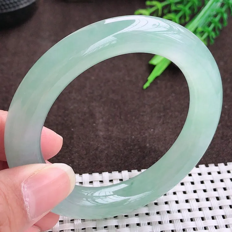 自然光，55.5圈口，老坑冰种果冻胶冰飘花胖圆条手镯，翡翠玉镯，美人镯，玉质细腻，冰莹起胶，色泽鲜美，均匀靓丽，雕工精湛，意境优美，清秀灵气，优雅气质，尺寸55.5/11.4/11.2