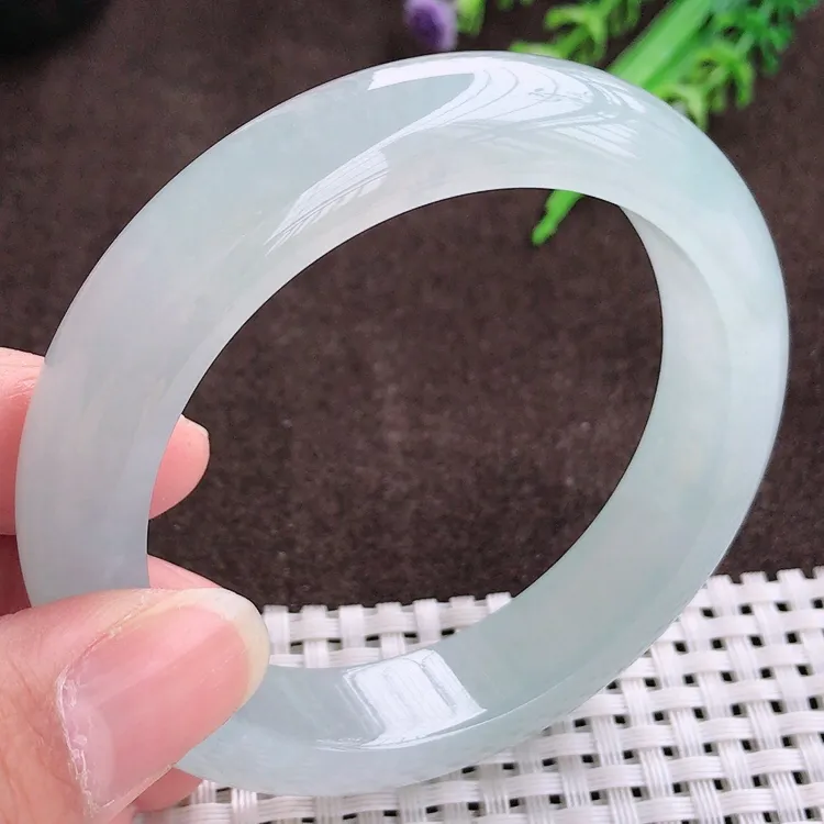 自然光，55.6圈口，老坑冰种冰透果冻胶宽边手镯，翡翠玉镯，美人镯，玉质细腻，冰莹起胶，色泽鲜美，均匀靓丽，雕工精湛，意境优美，清秀灵气，优雅气质，尺寸55.6/12.8/9