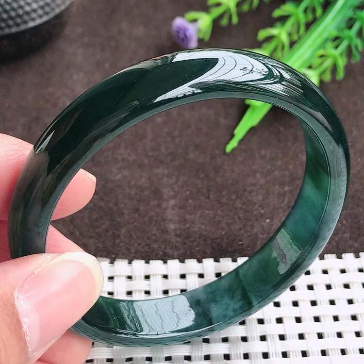 自然光，55.2圈口，老坑冰润起胶满色宽边手镯，翡翠玉镯，美人镯，玉质细腻，冰莹起胶，色泽鲜美，均匀靓丽，雕工精湛，意境优美，清秀灵气，优雅气质，尺寸55.2/11.6/6.3