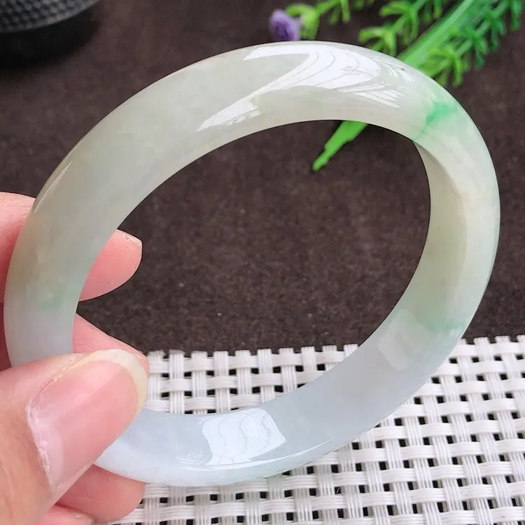 自然光，60大圈口，老坑温润飘绿宽边手镯，翡翠玉镯，美人镯，玉质细腻，冰莹起胶，色泽鲜美，均匀靓丽，雕工精湛，意境优美，清秀灵气，优雅气质，尺寸60/13/8