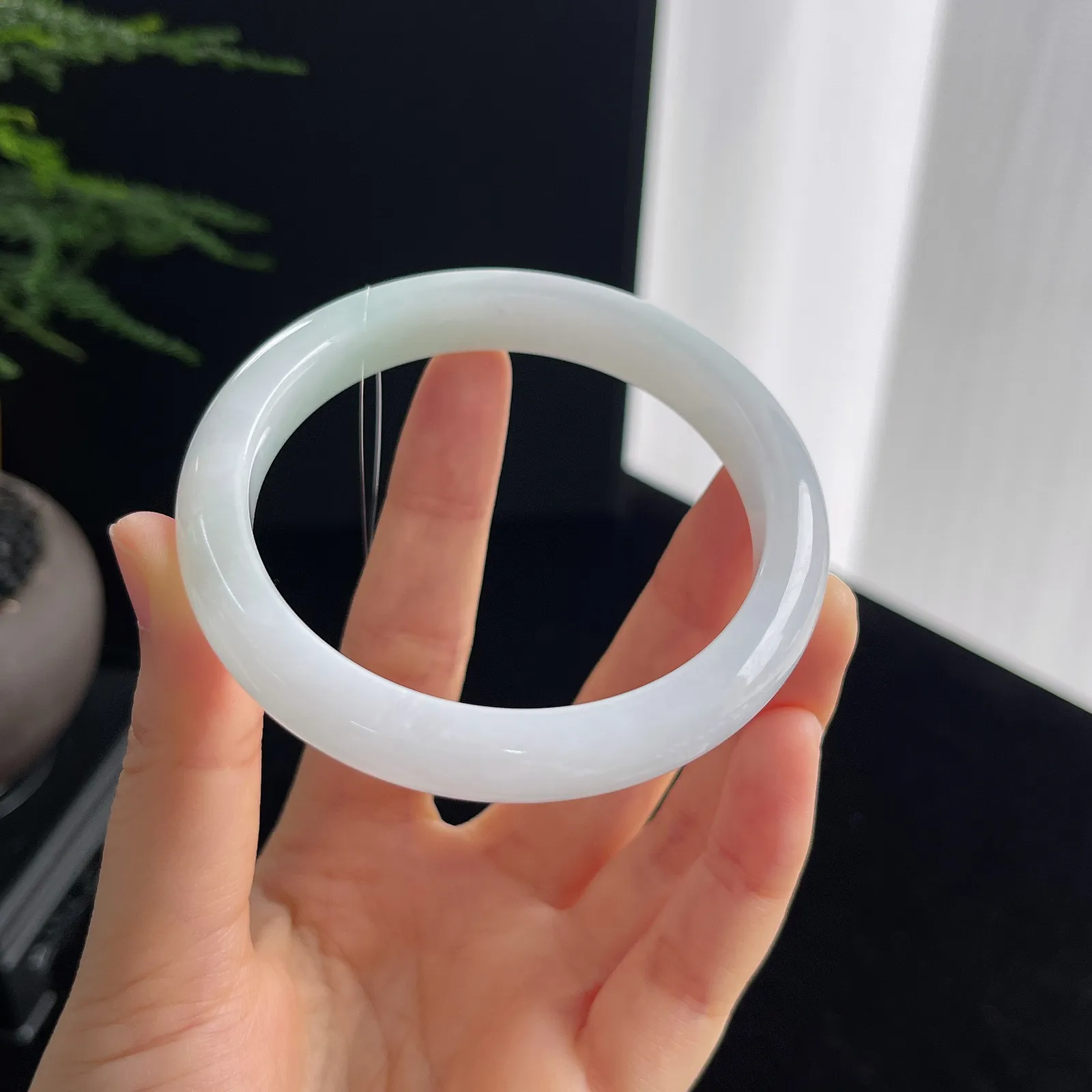 正圈57圈口，翡翠淡绿色冰糯种手镯，清清爽爽
