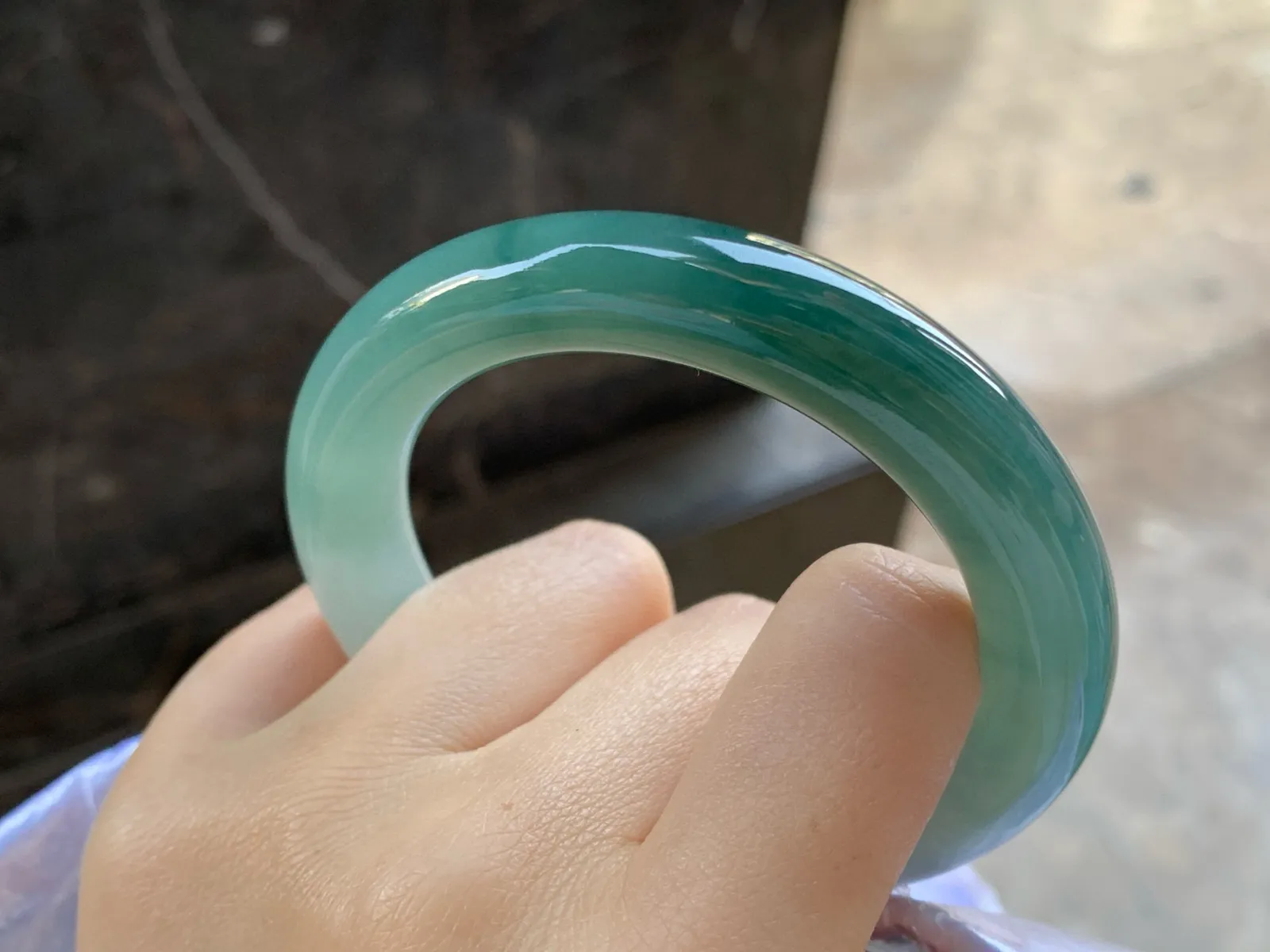 油青圆条手镯
尺寸：54.7-11.2mm
底子细腻干净～有特色无瑕疵