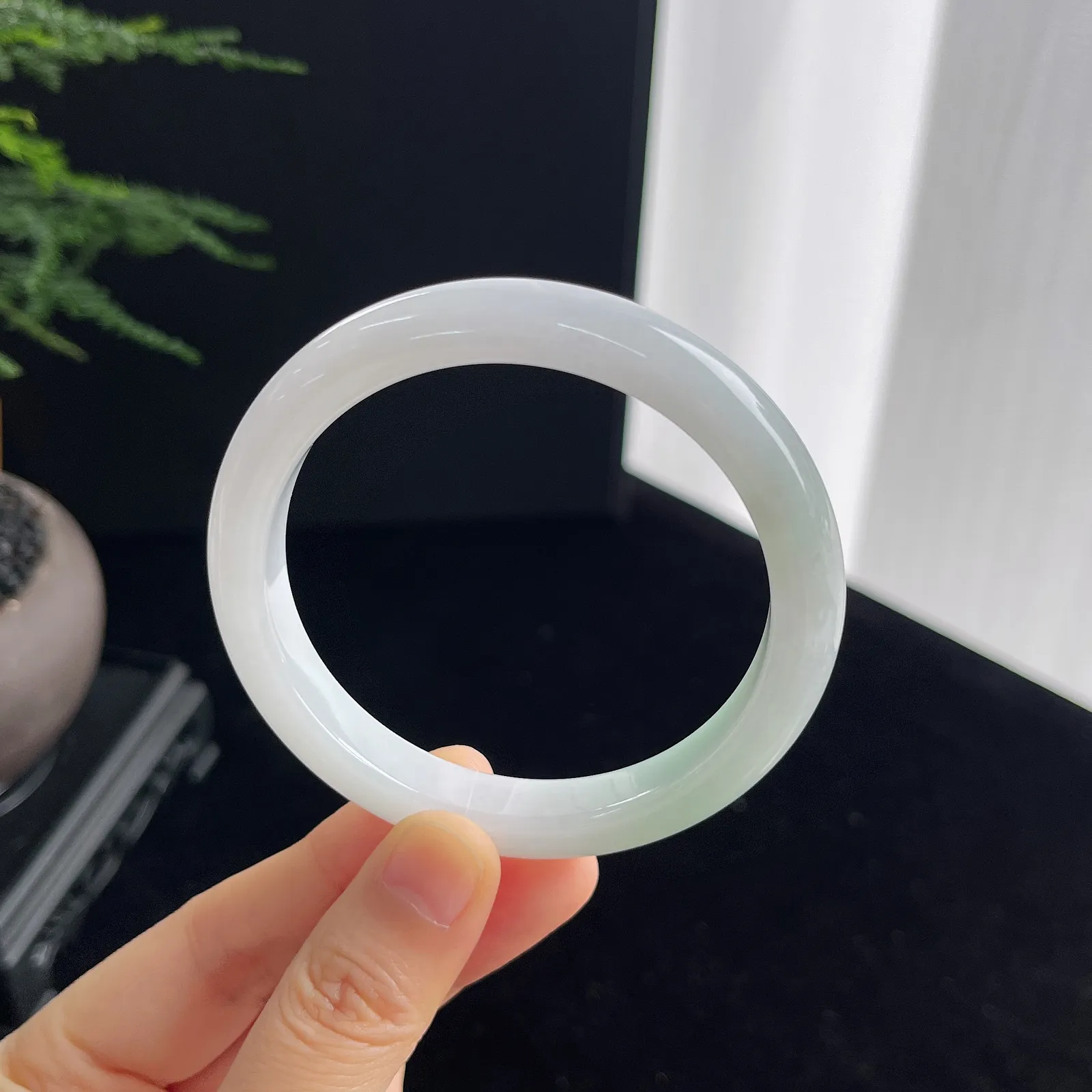 正圈57圈口，翡翠淡绿色冰糯种手镯，清清爽爽