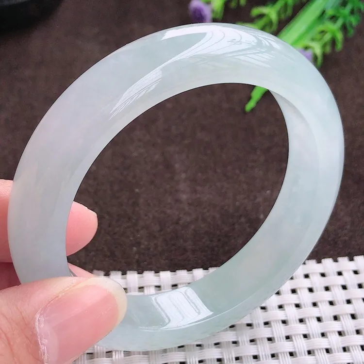 自然光，55.6圈口，老坑冰种冰透果冻胶宽边手镯，翡翠玉镯，美人镯，玉质细腻，冰莹起胶，色泽鲜美，均匀靓丽，雕工精湛，意境优美，清秀灵气，优雅气质，尺寸55.6/12.8/9