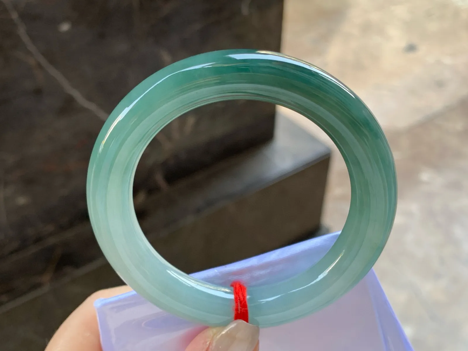油青圆条手镯
尺寸：54.7-11.2mm
底子细腻干净～有特色无瑕疵